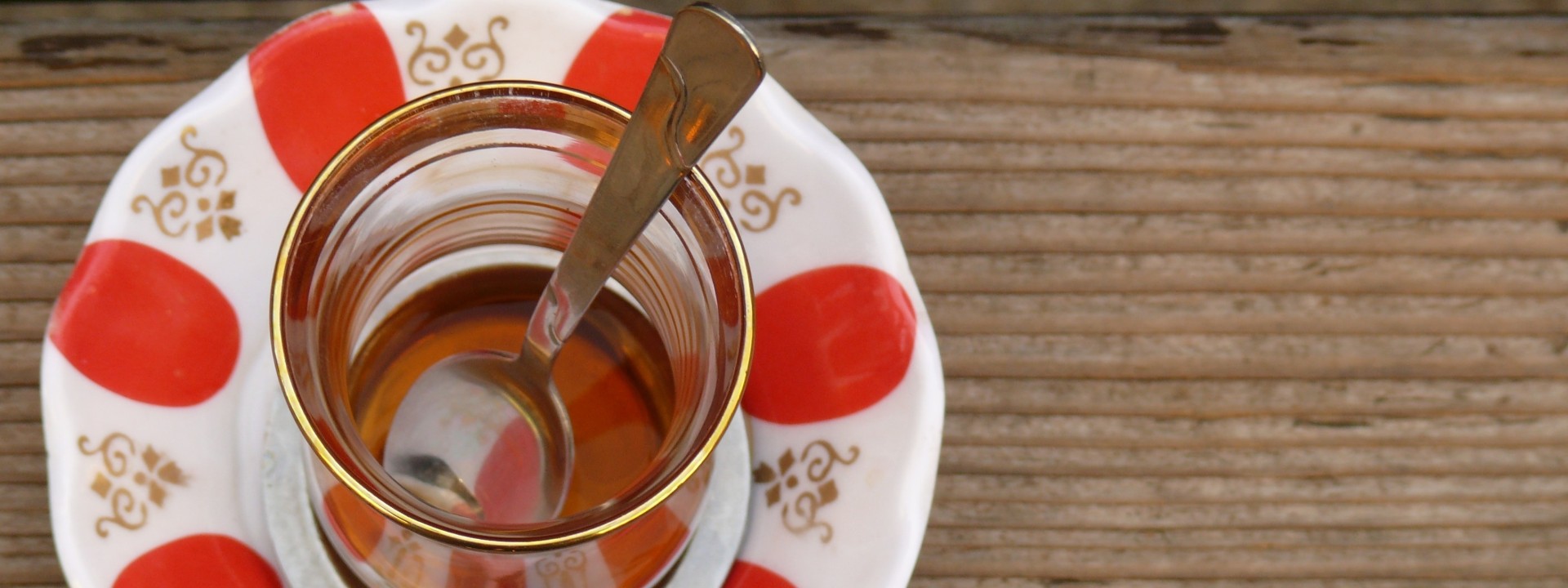 Foto eines Tees von oben mit rot-weißer Untertasse