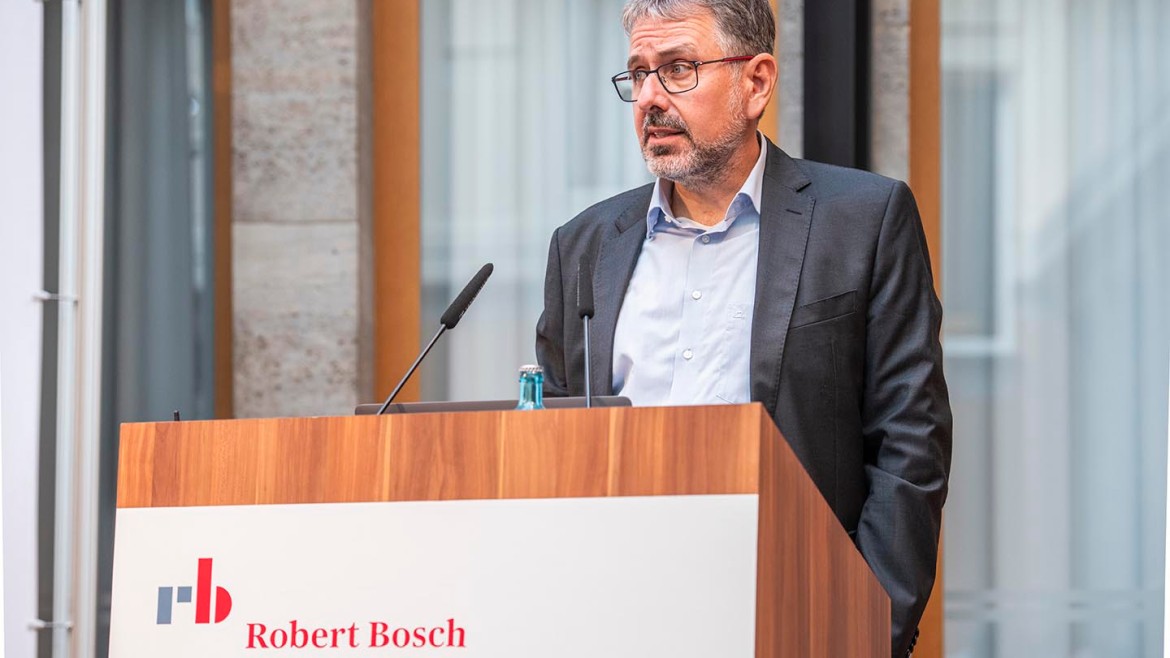 Prof. Dr. Wüst am Redepult der Robert Bosch Stiftung