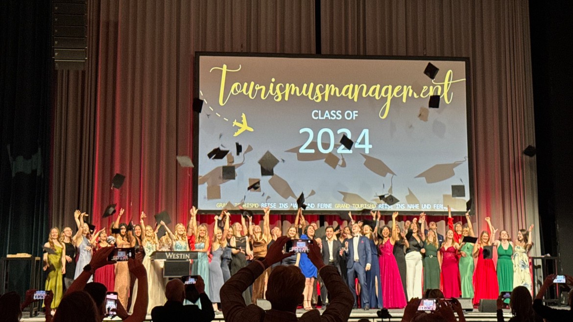 Absolventen feiern ihren Abschluss im Westin Grand in München