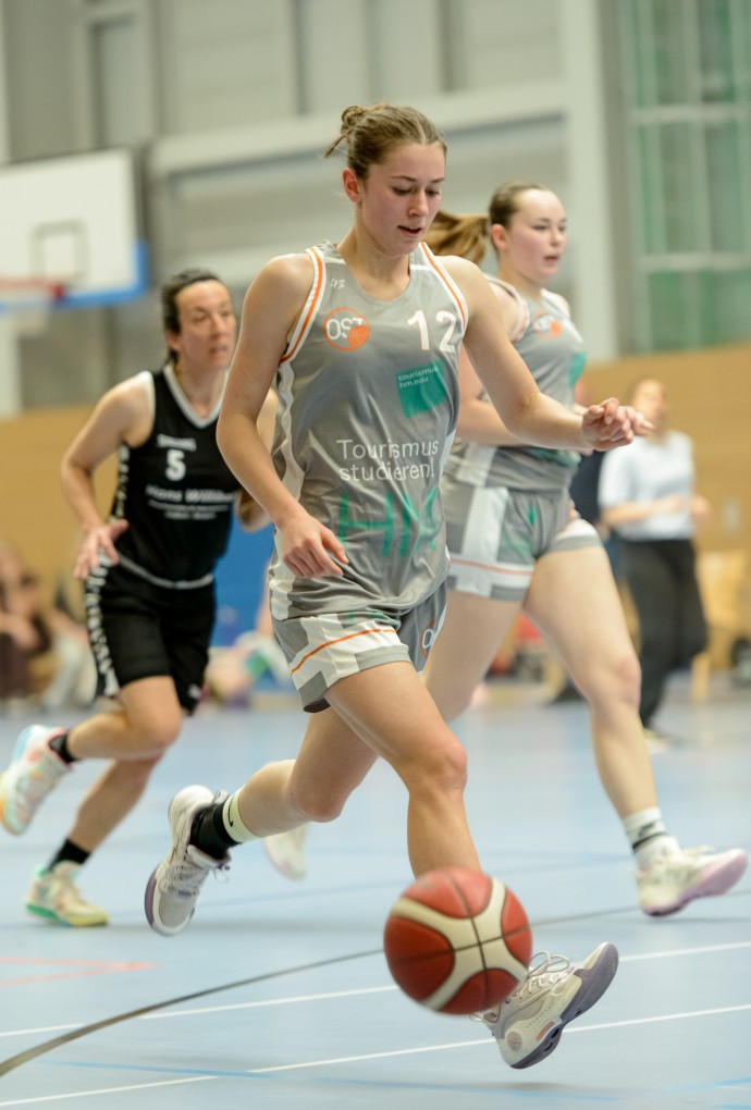 Fakultät für Tourismus unterstützt die Damen-Basketballmannschaft des TSV München Ost. 