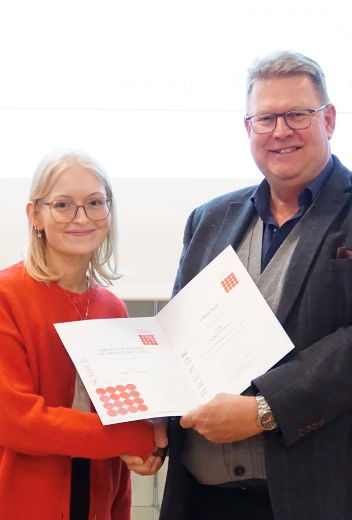Bachelorabsolventin aus der Fakultät für Tourismus gewinnt Preis der Freunde der Hochschule München e.V.