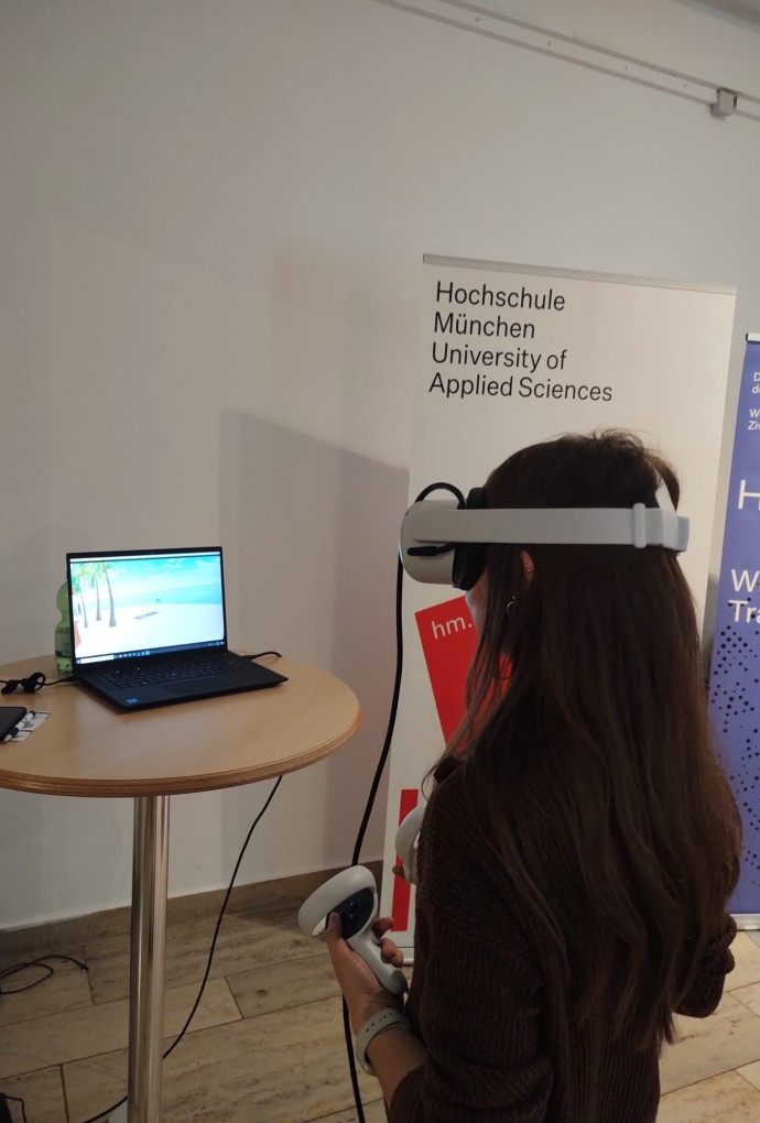 Frau benutzt VR-Brille auf XR-Veranstaltung an der Fakultät für Tourismus