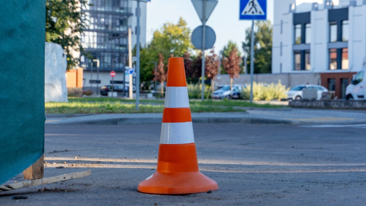 Verkehrskegel an Fußgängerüberweg