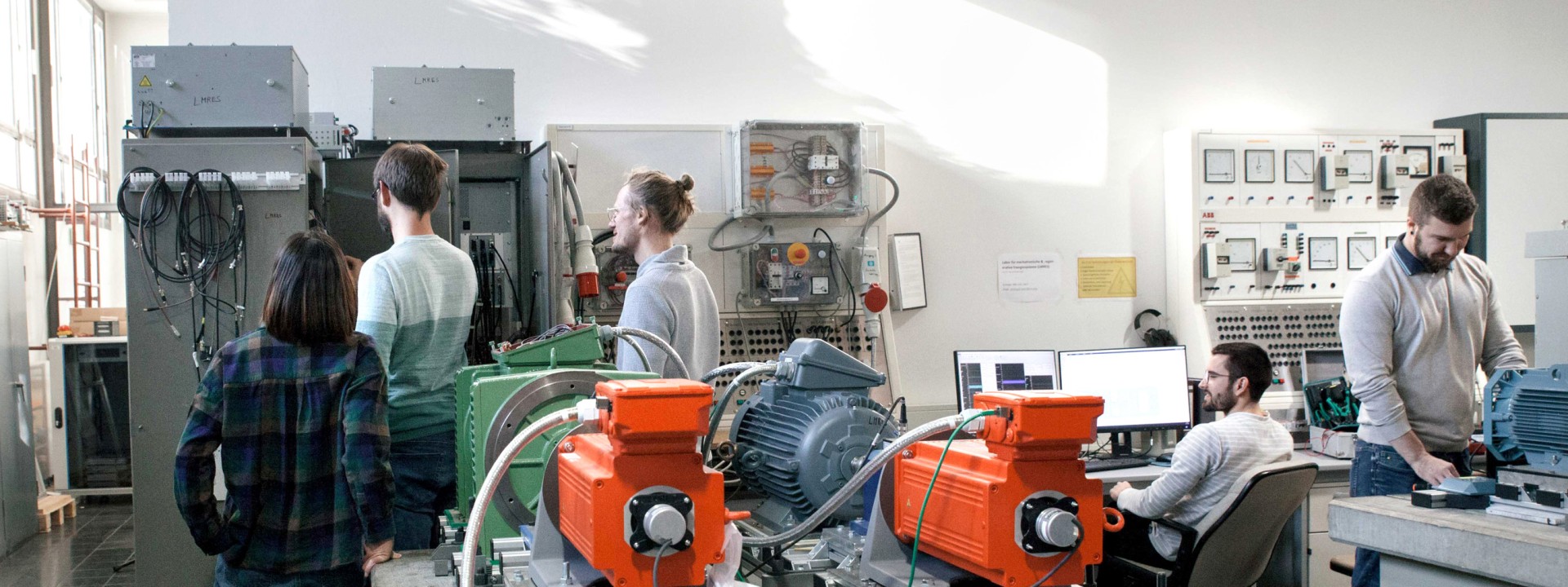 Eine Gruppe an Menschen Arbeiten im Labor