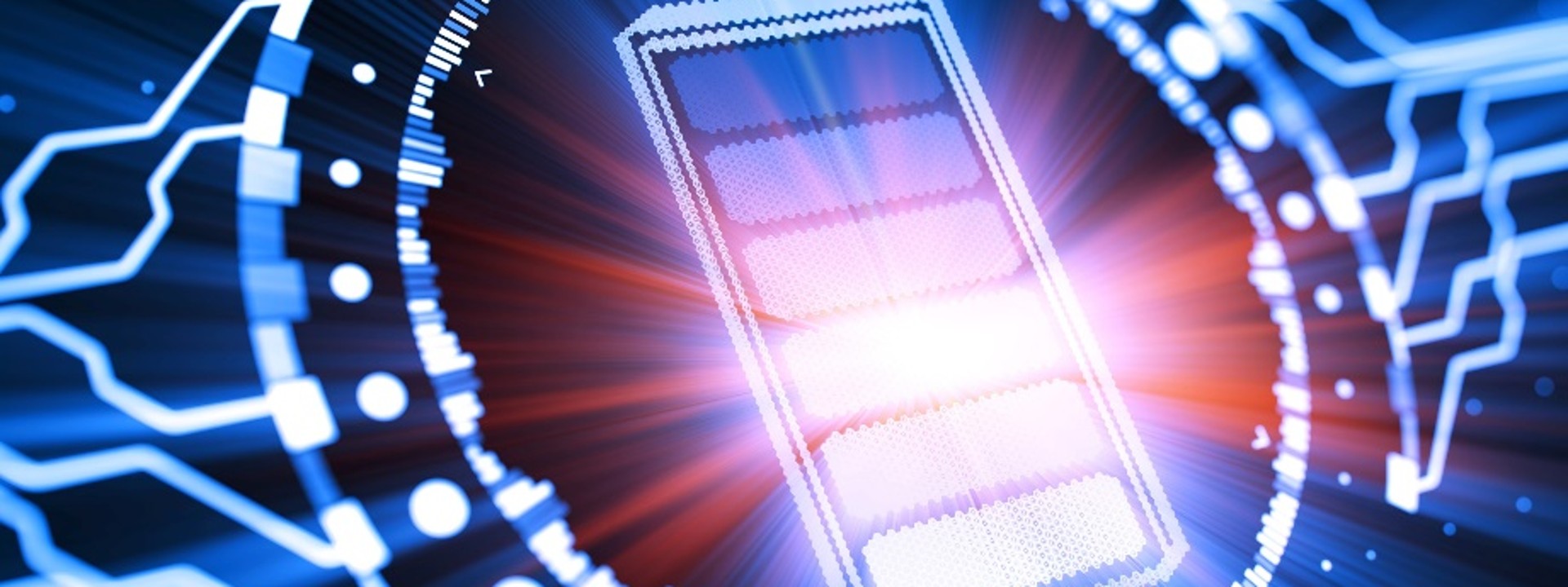 Eine zentrierte, abstrakte Tech-Grafik zeigt im Bildzentrum die leuchtende Silhouette einer vertikalen Batterie mit mehreren Ladebalkensegmenten, von der ein intensiver, rötlich-weißer Lichtausbruch ausgeht; das Symbol wird von einem kreisförmigen, digitalen Interface-Ring mit hellblauen Konturen, Punkten und Skalenstrichen umschlossen; links und rechts außen vervollständigen dynamisch verlaufende, hellblaue Leiterbahnenstrukturen auf dunkelblauem Grund das Bild einer modernen, digitalen Energiespeicherung.