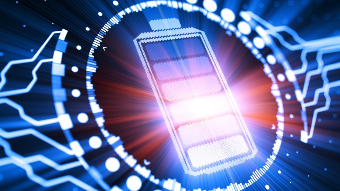 Eine zentrierte, abstrakte Tech-Grafik zeigt im Bildzentrum die leuchtende Silhouette einer vertikalen Batterie mit mehreren Ladebalkensegmenten, von der ein intensiver, rötlich-weißer Lichtausbruch ausgeht; das Symbol wird von einem kreisförmigen, digitalen Interface-Ring mit hellblauen Konturen, Punkten und Skalenstrichen umschlossen; links und rechts außen vervollständigen dynamisch verlaufende, hellblaue Leiterbahnenstrukturen auf dunkelblauem Grund das Bild einer modernen, digitalen Energiespeicherung.