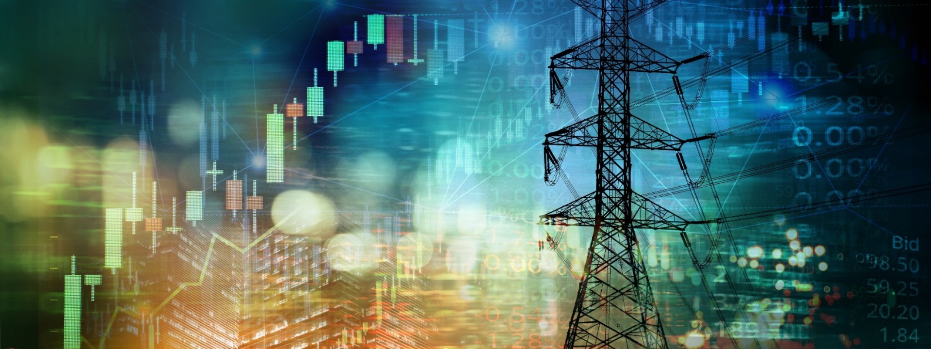 Eine vielschichtige, abstrakte Tech-Grafik thematisiert den Energiemarkt und zeigt im rechten Vordergrund die dunkle Silhouette eines großen Hochspannungsmastes vor einem dunkelblauen, netzartig strukturierten Hintergrund; die linke Bildhälfte wird von aufsteigenden, grün-rot leuchtenden Candlestick-Aktiencharts sowie verschwommenen Lichtern einer nächtlichen Skyline dominiert; über die gesamte Szenerie legen sich halbtransparente, digitale Zahlenkolonnen, Prozentwerte und Börsenkurse, die das Zusammenspiel von Stromversorgung und Finanzwirtschaft visualisieren.