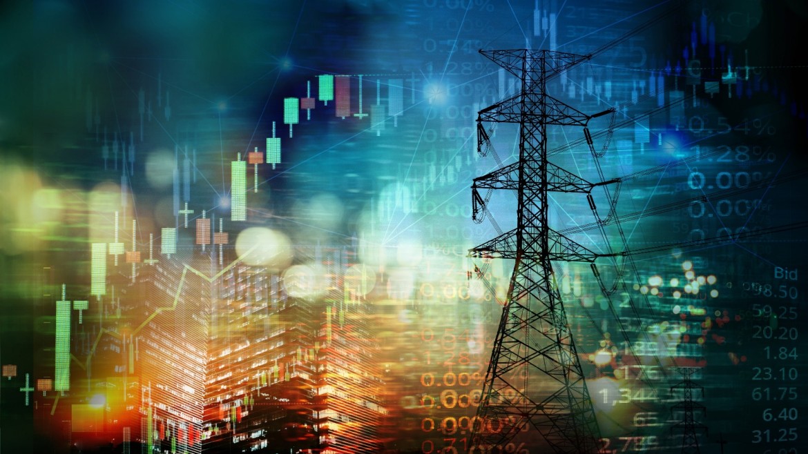 Eine vielschichtige, abstrakte Tech-Grafik thematisiert den Energiemarkt und zeigt im rechten Vordergrund die dunkle Silhouette eines großen Hochspannungsmastes vor einem dunkelblauen, netzartig strukturierten Hintergrund; die linke Bildhälfte wird von aufsteigenden, grün-rot leuchtenden Candlestick-Aktiencharts sowie verschwommenen Lichtern einer nächtlichen Skyline dominiert; über die gesamte Szenerie legen sich halbtransparente, digitale Zahlenkolonnen, Prozentwerte und Börsenkurse, die das Zusammenspiel von Stromversorgung und Finanzwirtschaft visualisieren.