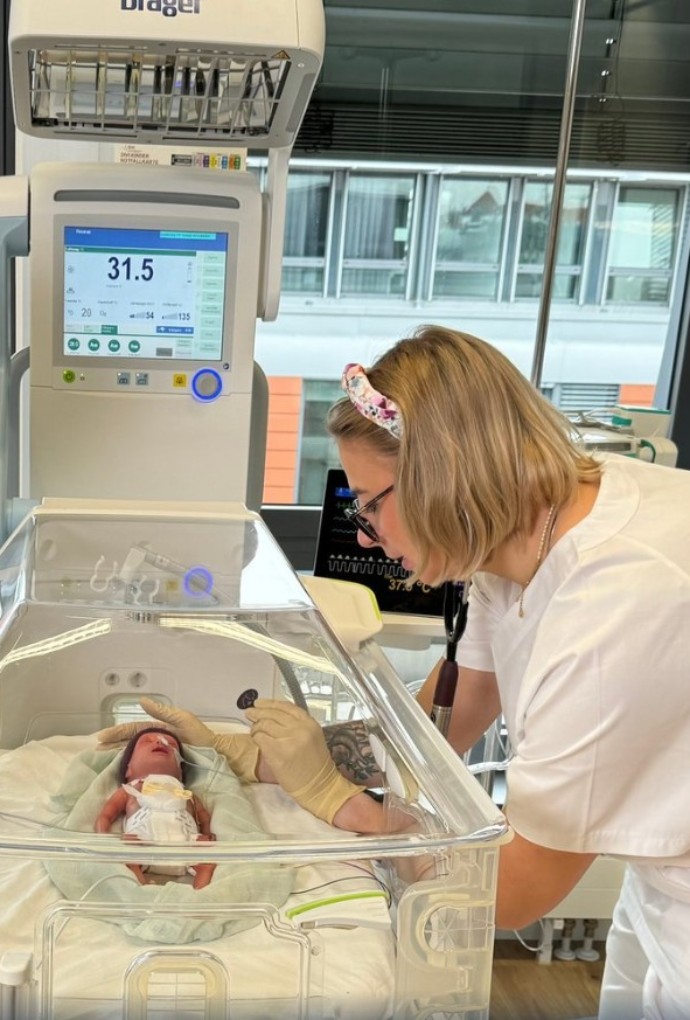 Innovativer Pflege-Studiengang mit einem modernen Pflegelabor und Hightech-Puppen