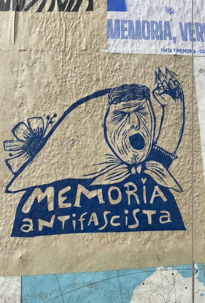 street art Zeichnung einer Frau mit Kopftuch und emporgestreckter Faust